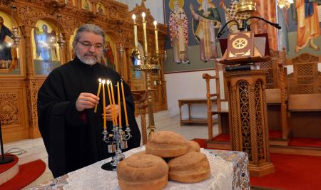 Priester in der griechisch-orthodoxen Kirche Hll. Drei Hierarchen. Foto: Jens Schulze