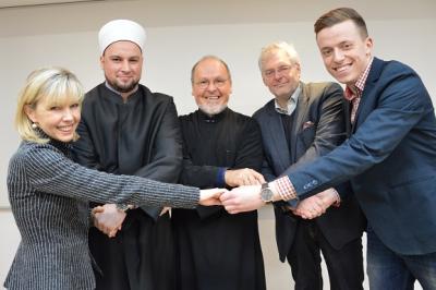 Imam Aldin Kusur (2.v.l.) beim Versöhnungstreffen der vom Bosnienkrieg betroffenen Religionsgemeinschaften 2015. Foto: pkh