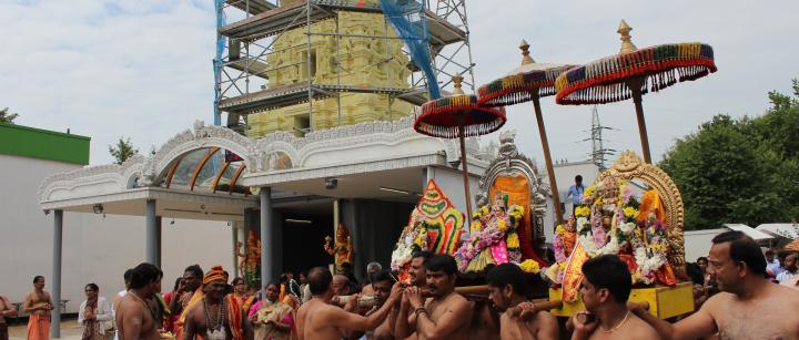 Prozession zur Einweihung des Turmes am Sri Muthumariamman Tempel in Hannover