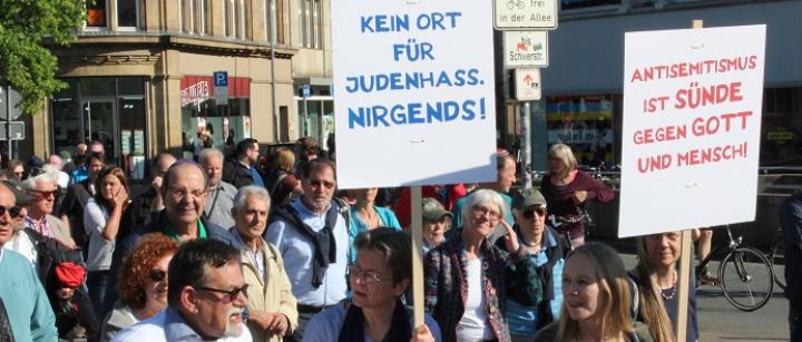 Demonstranten mit Kippot und Plakat: "Antisemitismus ist Sünde"